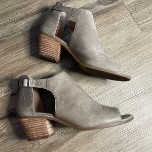 Lucky Brand Barimo open toe booties size 10 gray brown taupe color
